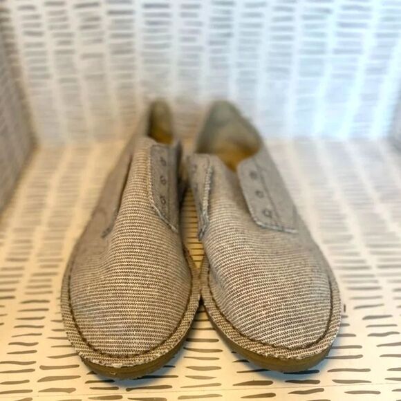 Roxy Gray and White Casual Beachy Canvas Shoes Women's Size 6 - Picture 3 of 7